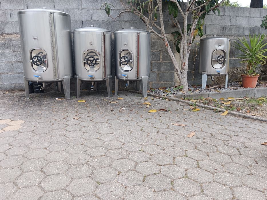 Cubas de vinho em inox