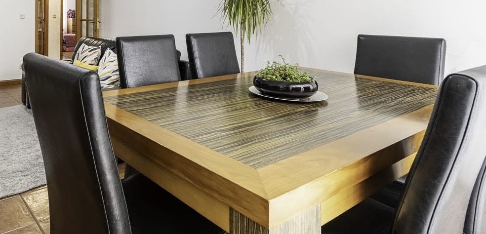 Vendo mesa de jantar com 6 cadeiras e aparador