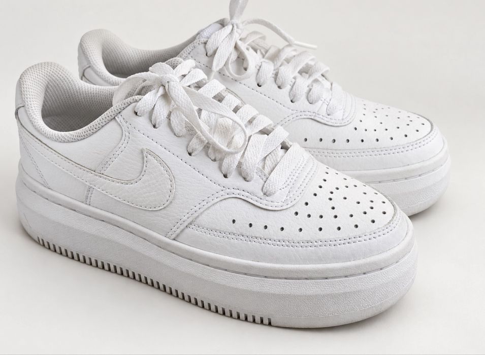 Жіночі білі кросівки Nike