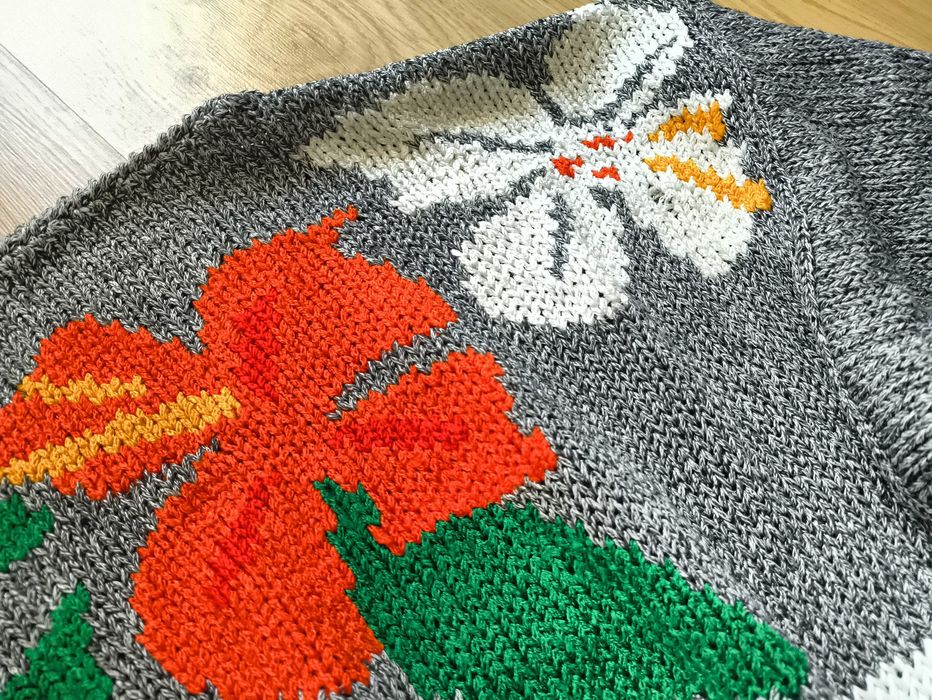 Sweter w kwiaty, rozmiar M