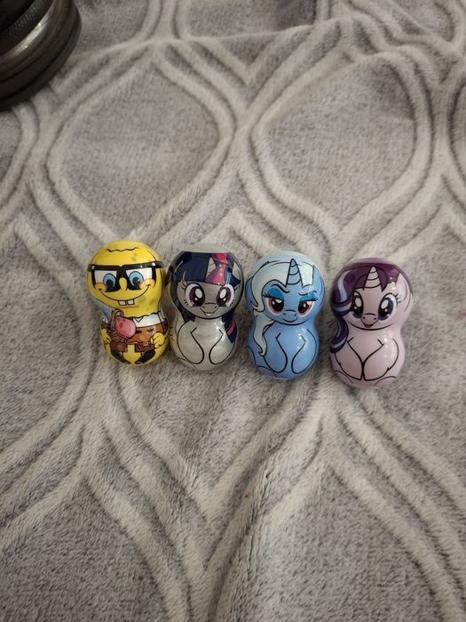 Banki wstanki cztery. Trzy z kolekcji kucyki pony a czwarty spanczbob