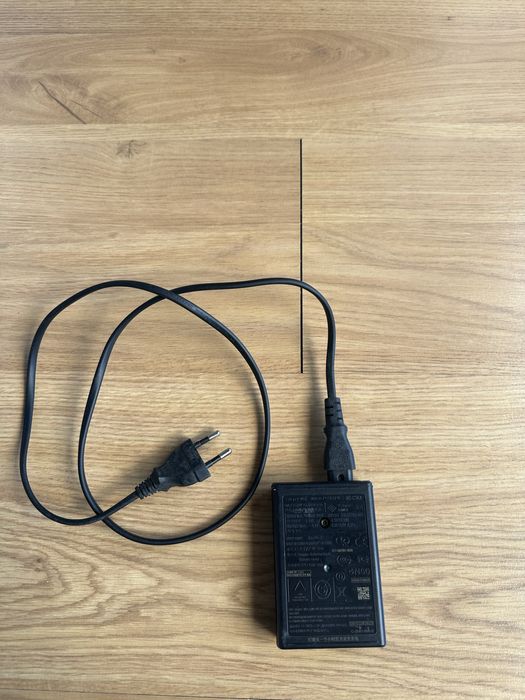 Carregador de bateria, de marca Sony, modelo BC-CSGC