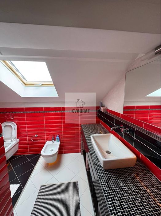 Продам стильний котедж в престижному районі міста