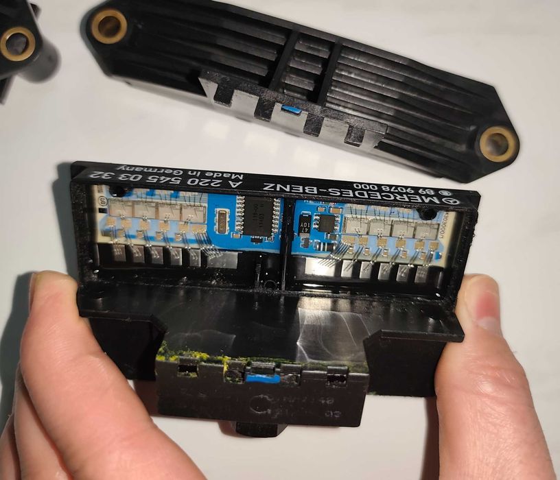 Реле свечей накала A2205450332 на Mercedes ML400E400G400S400