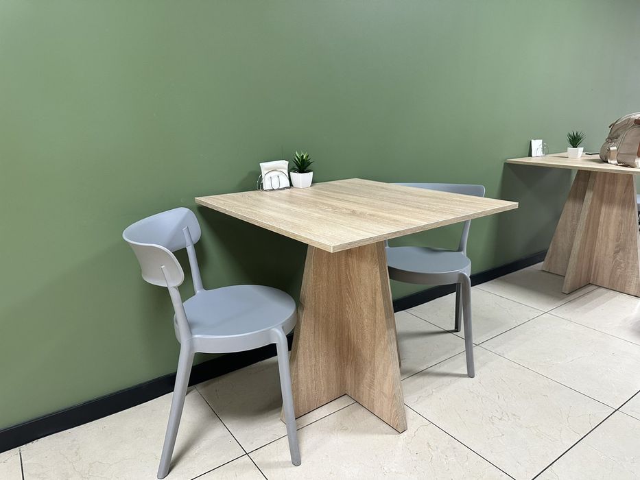 Барна стійка+ 6 стільців. Столик дерев'яніий.