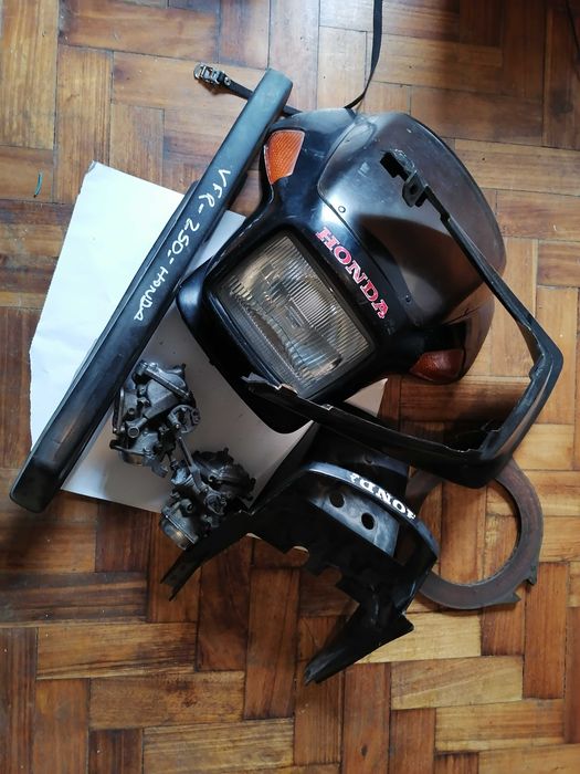 Vendo peças de mota Honda VT250 de 1984