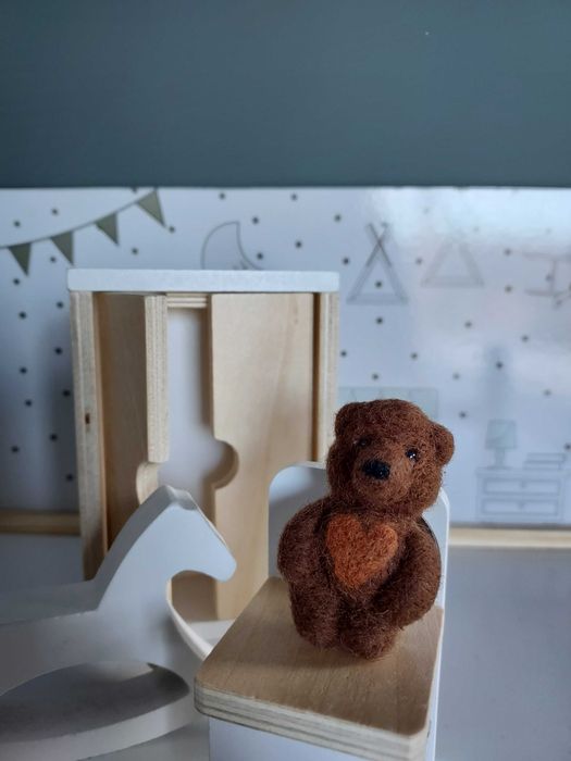 brązowa broszka z wełny