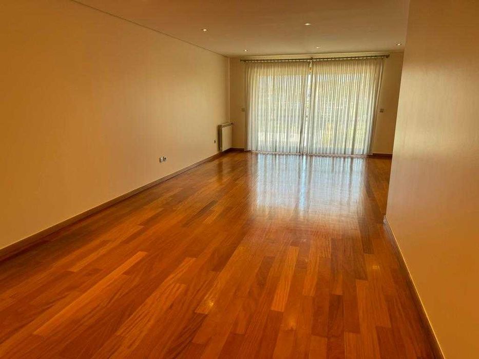Apartamento T4 - Ultimo piso - 2 frentes - com varanda!