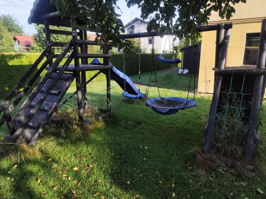Plac zabaw/Drewniana huśtawka ogrodowa z grubych bali