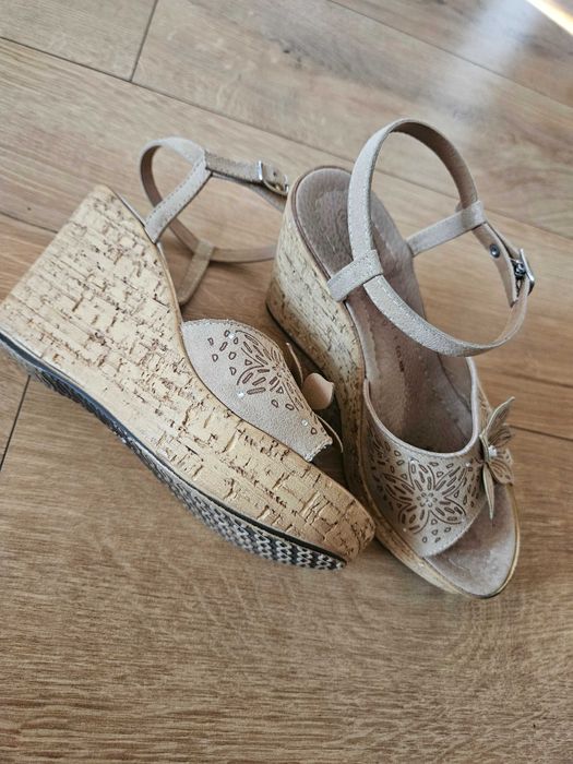 Buty na koturnie