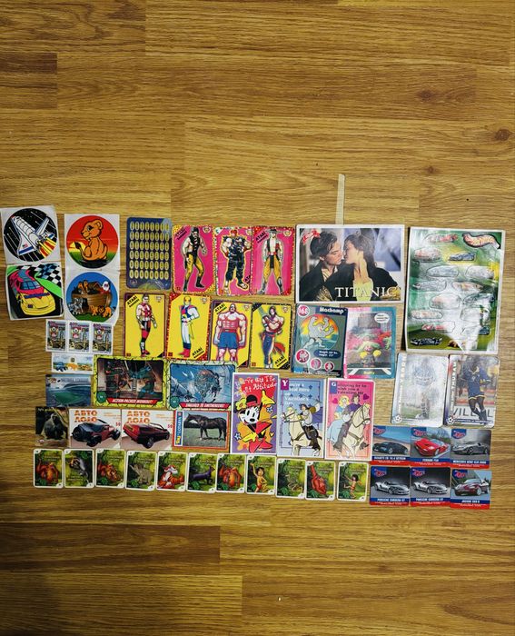 Наклейки, фішки, кепси, карточки колекціонування