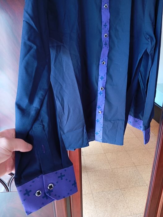 Camisa escura com raxo