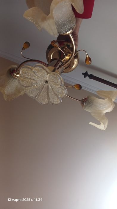 Люстра на три плафона б/у