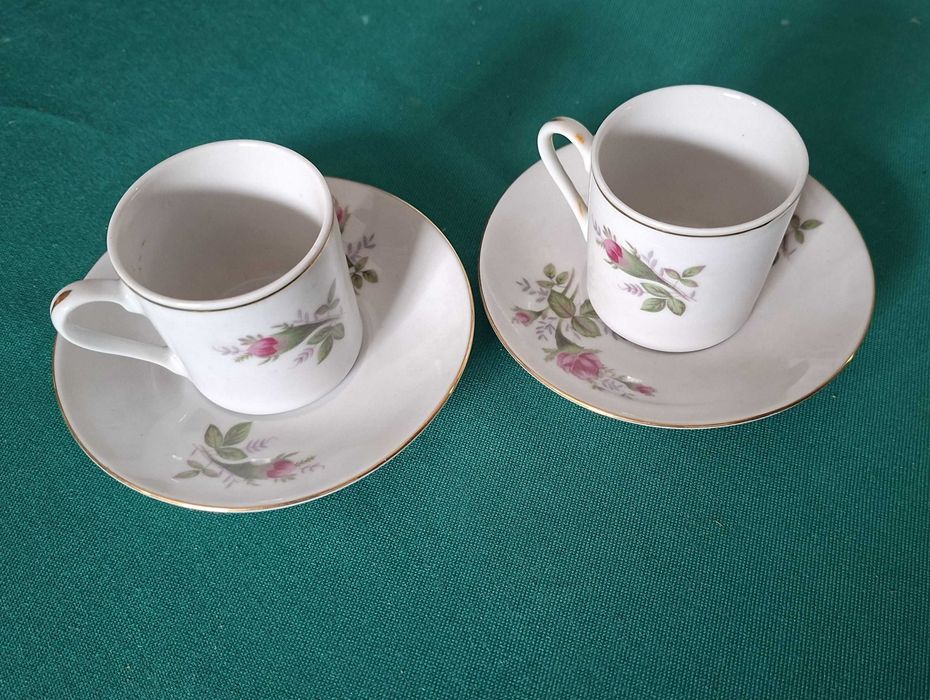 Duas Chávenas de café orientais antigas, com rosas