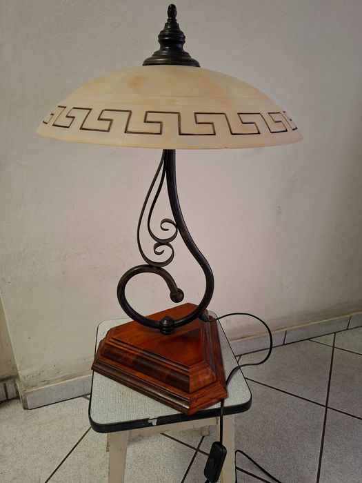 Klasyczna mosiężna lampa stołowa