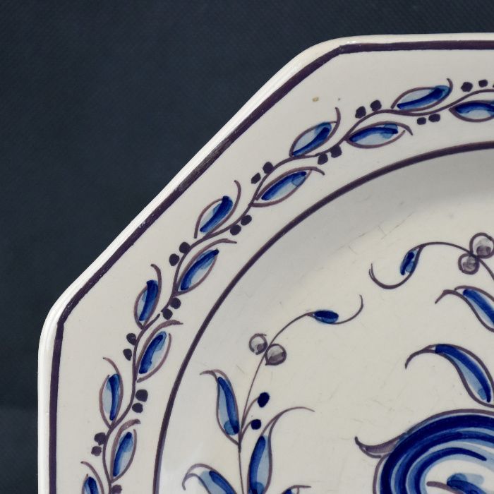 Prato oitavado em Faiança da Fábrica do Outeiro, Águeda, pintado à mão