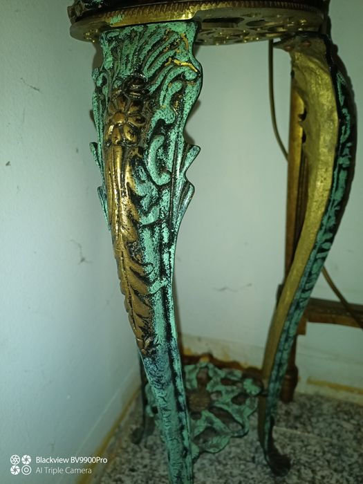 Jarrão e mesa de suporte tudo em latão