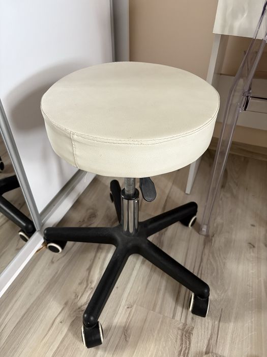 Taboret z regulacja na kolkach