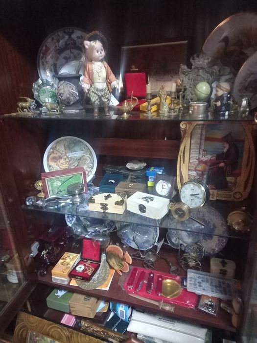 Antiguidades e velharias.