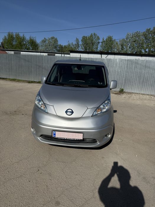 Ніссан ЄНВ200 гарна комплектація