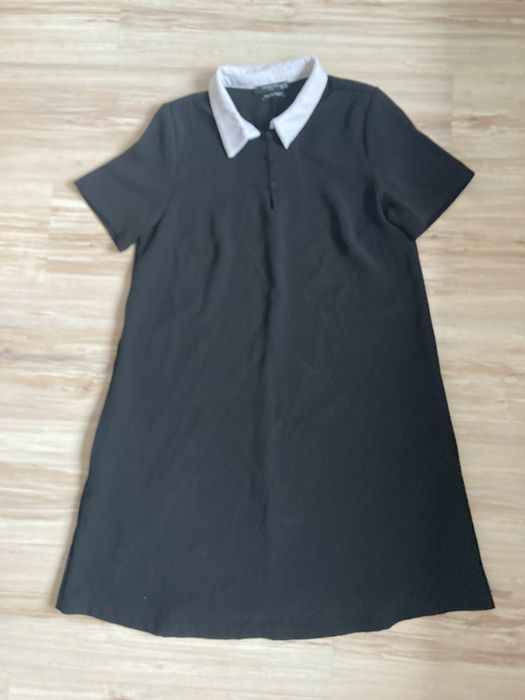 Czarna damska sukienka z białym kołnierzykiem