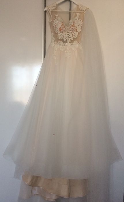 Весільна сукня зі шлейфом