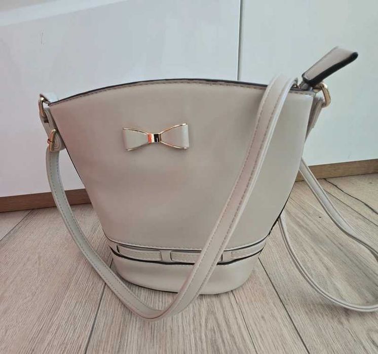 Elegancka kremowa torebka – klasyka, która pasuje do wszystkiego!