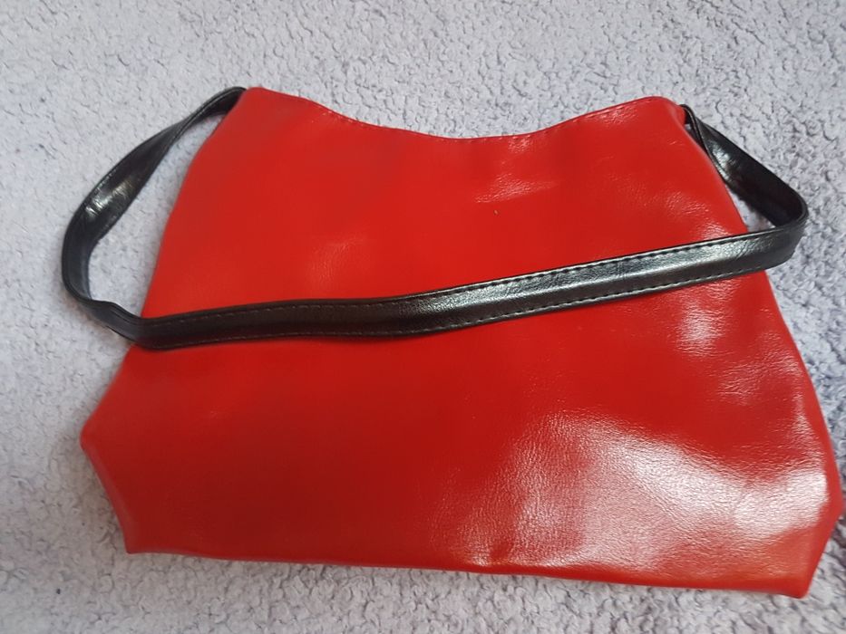 Czerwona damska torebka.