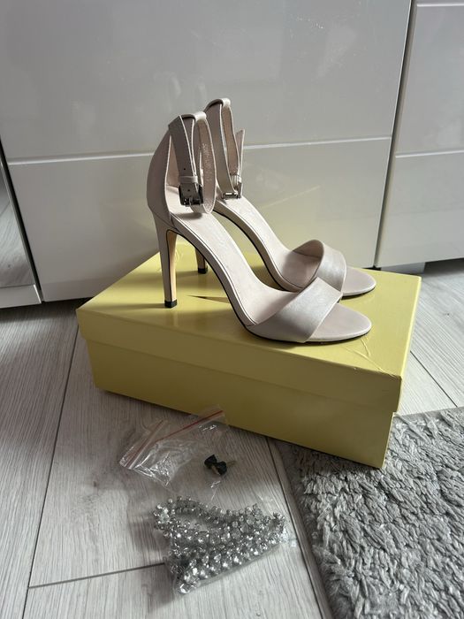 продам бежеві босоніжки на шпильці