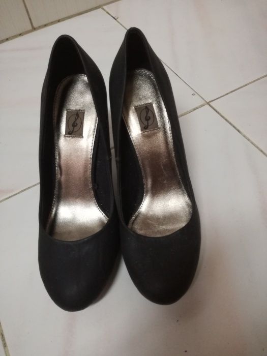 Sapatos pretos de salto