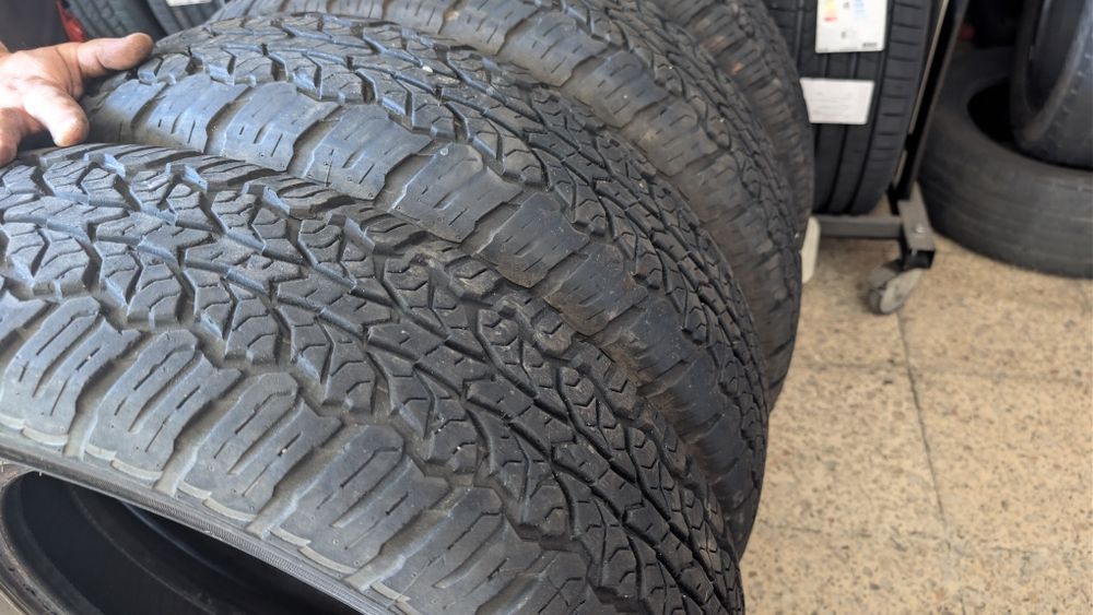 Pneus A/T como novos 215 R15