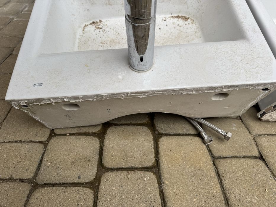 Dwie umywalki Roca nablatowe