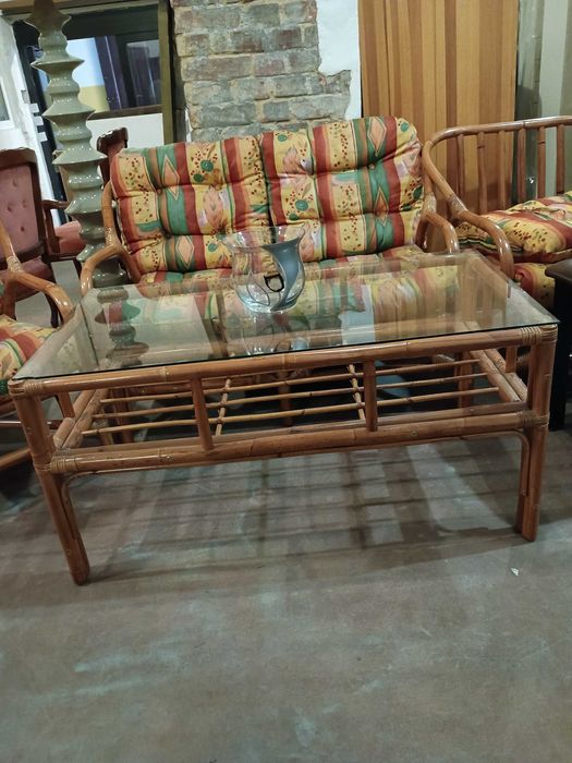 Sofa rattan z fotelami i ławą