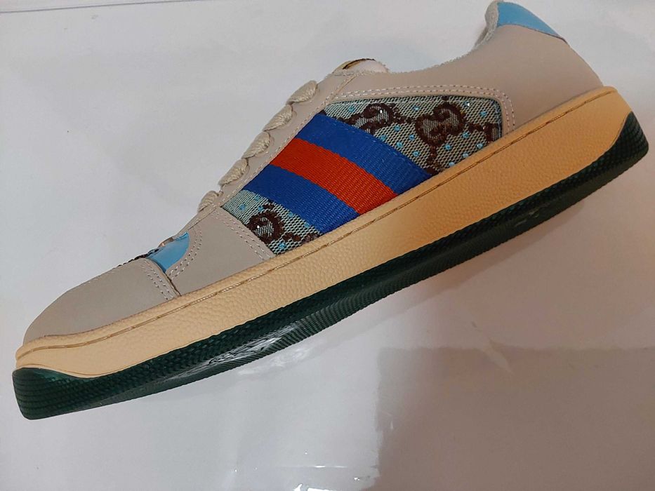 Sapatilhas Gucci com cristais.