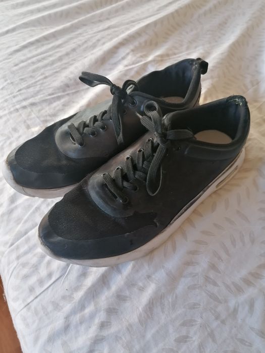Sapatos Pretos (com bastante uso)