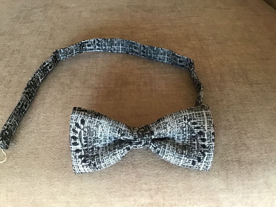 Muszka do koszuli ,szaro-biała.