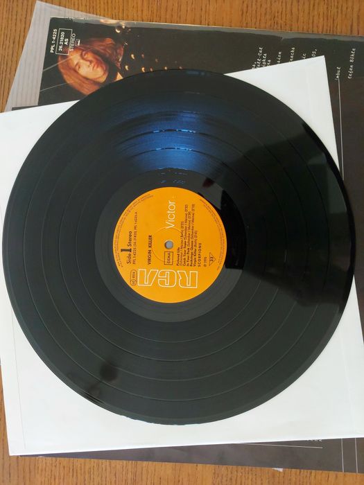 Scorpions  - Virgín Killer