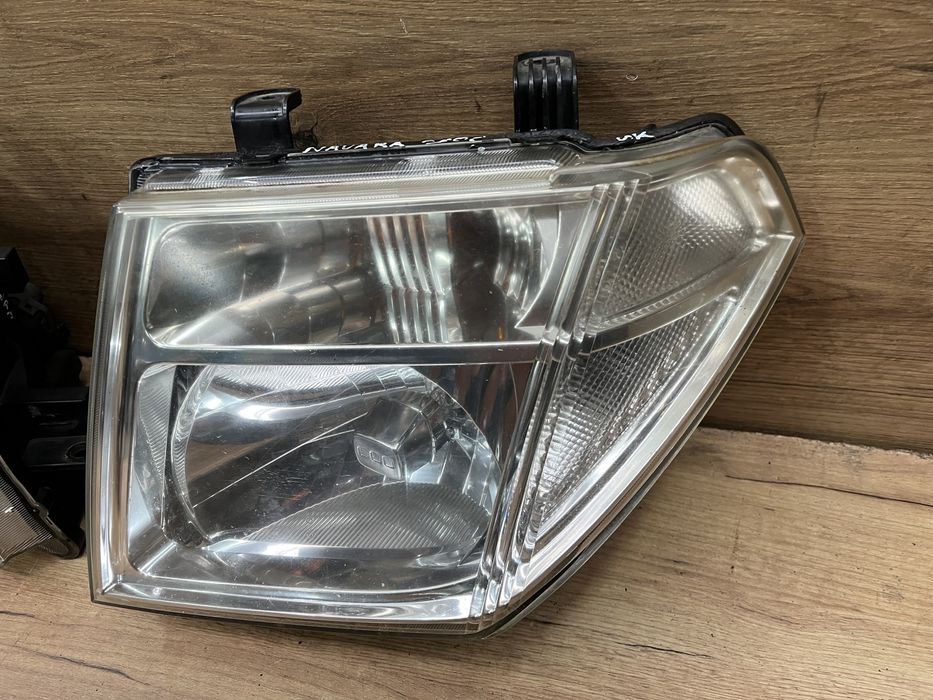 Lampa/reflektor przedni prawy lewy Nissan Navara