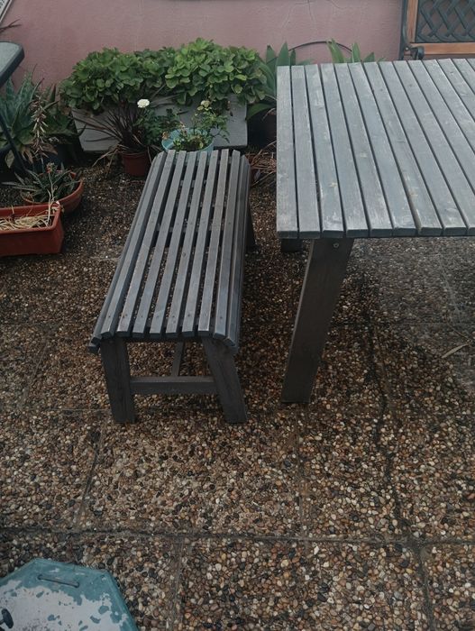 Mesa de jardim com 2 bancos