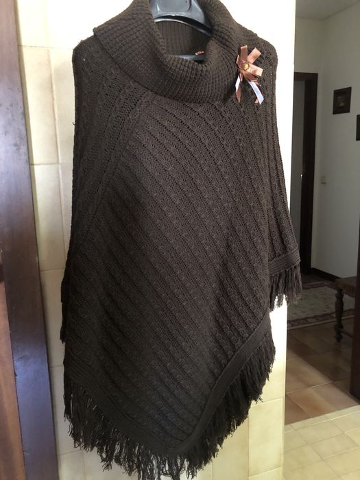 Duas peças Poncho castanho e vestido preto de malha