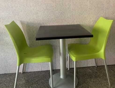 Conjunto mesas e cadeiras