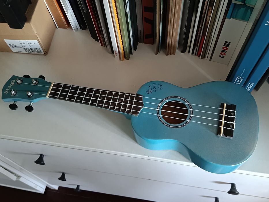 Ukelele muito pouco usado