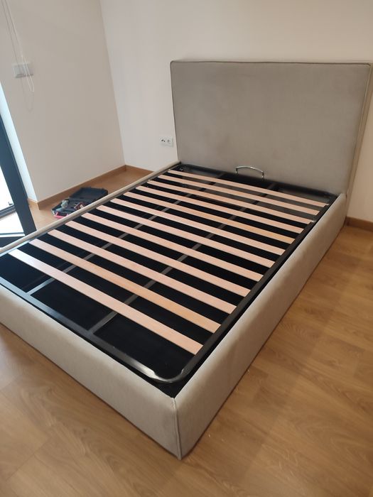 Camas estofadas novas