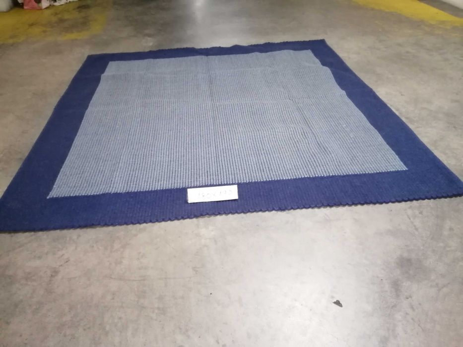Vendo tapete quadrado em Lã Azul