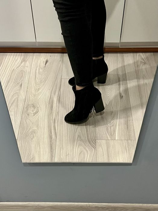 Botki zamszowe z frędzlami