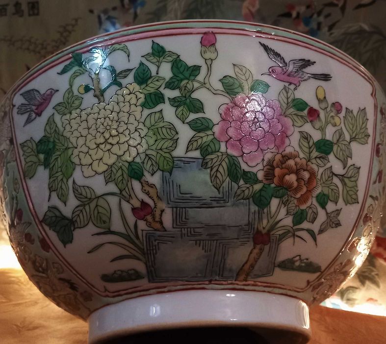 Disponível, Bonita e Grande Taça Vintage, em Porcelana Chinesa