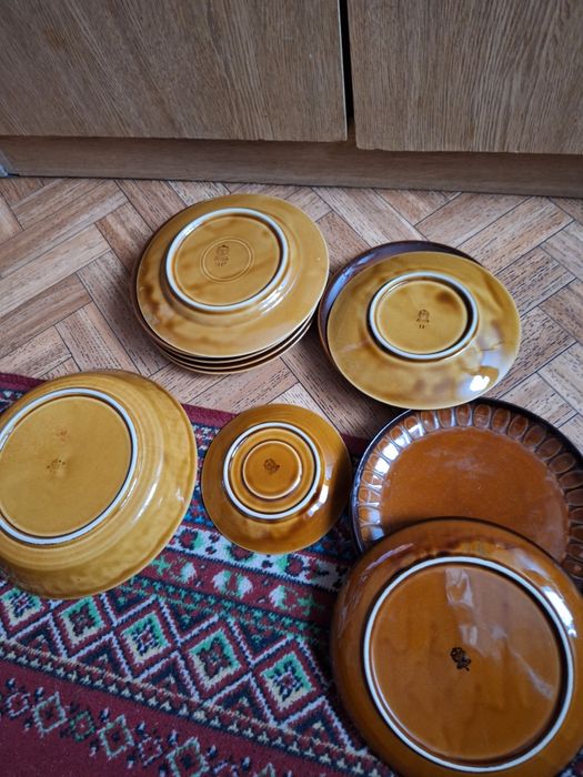 Porcelit Tułowice 12 talerzyków, miska i 3 kubki ciemny brąz