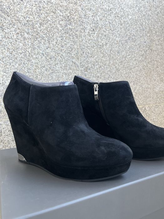 Botins Vince Camuto 38 pretos salto alto cunha elegantes com caixa