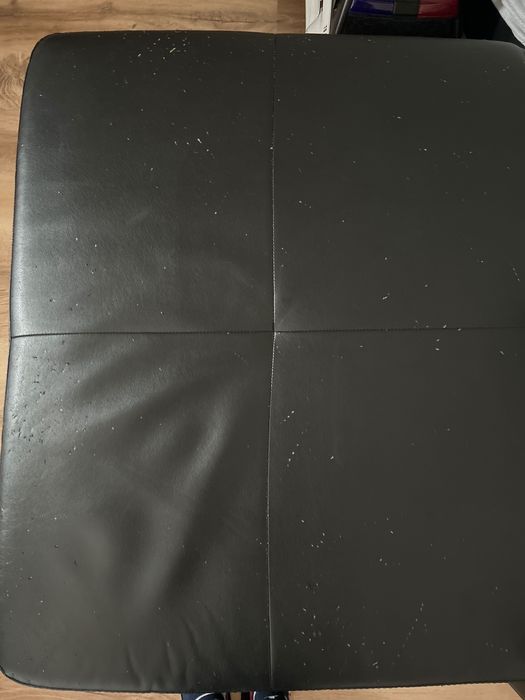 Sofá cama preto com 3 lugares e chaise long