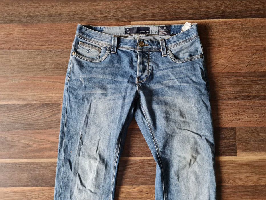 Jeansy regular z przetarciami Diverse r. 32